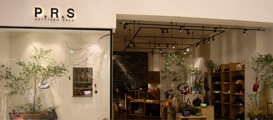 革にこだわった大人のレディースバッグ